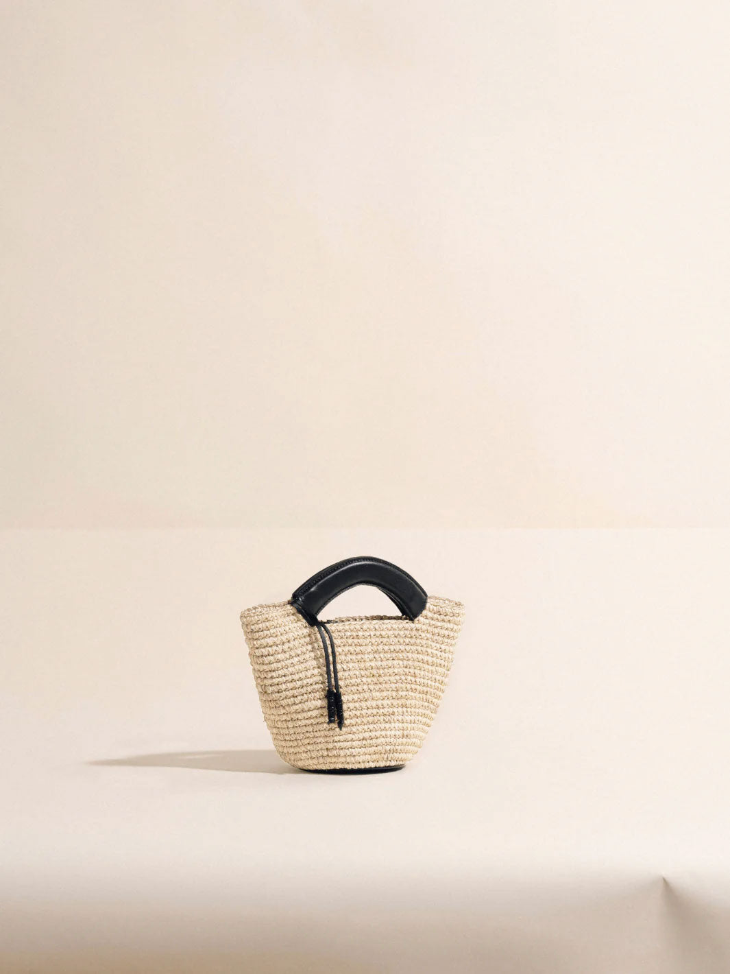The Small Woven Shopper in Straw Natural Fiber Raffia Pre